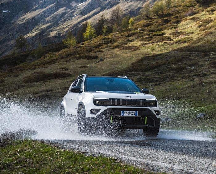 Nowy Jeep® Avenger 4xe z napędem na wszystkie koła, by zwiększyć radość z jazdy i poczucie wolności 