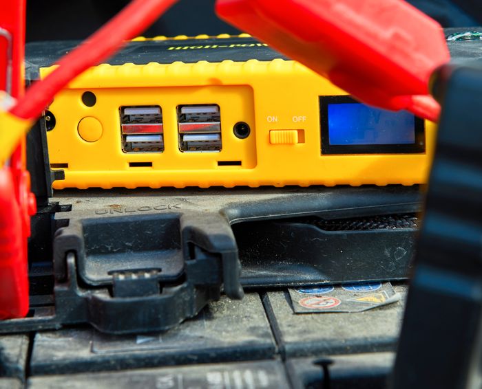 Co to jest urządzenie rozruchowe (tzw. booster) oraz jak należy go używać w przypadku samochodu?