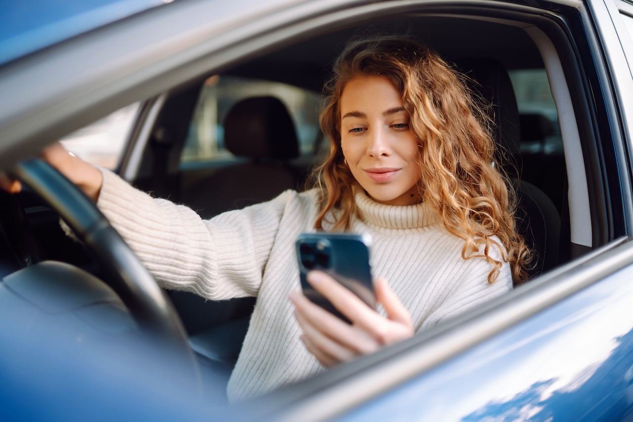 Klientka otrzymuje powiadomienie sms o zbliżającym się terminie zwrotu użyczonego do testów samochodu
