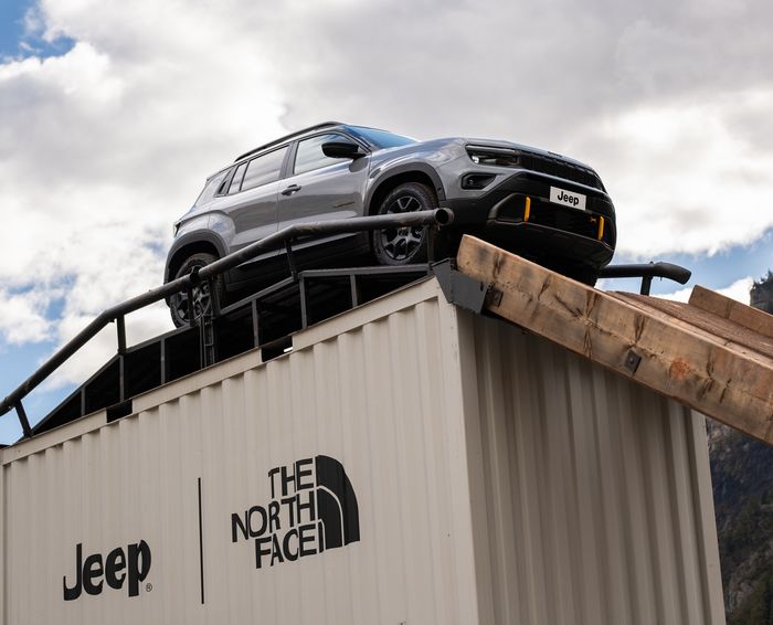 Marka Jeep obecna na Salonie Samochodowym w Brukseli 2025 z premierą Avengera 4xe The North Face Edition 