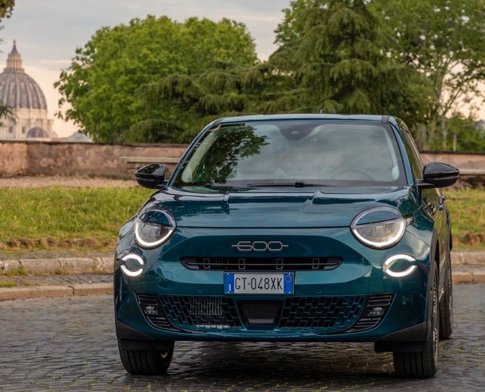 Fiat 600 Hybrid teraz dostępny już od 600 zł netto miesięcznie z pakietem promocyjnych ubezpieczeń OC i AC za 1 zł