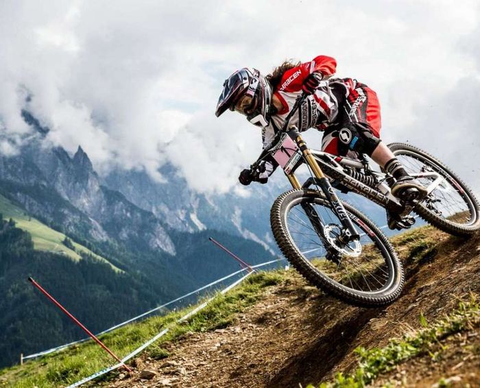 JAK BEZPIECZNIE PRZEWOZIĆ ROWERY? PORADY