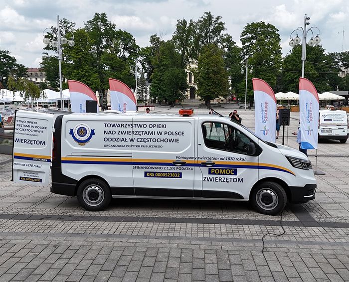 Realizacja i przekazanie nowego pojazdu Renault Trafic z zabudową do przewozu zwierząt dla Towarzystwa Opieki nad Zwierzętami.