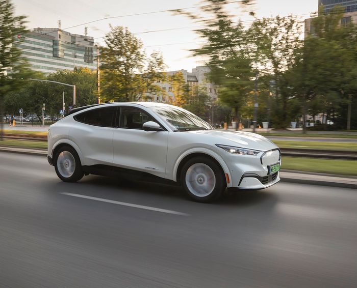 Serwisowanie samochodów elektrycznych Forda - specjalistyczne naprawy dla bezpieczeństwa i komfortu