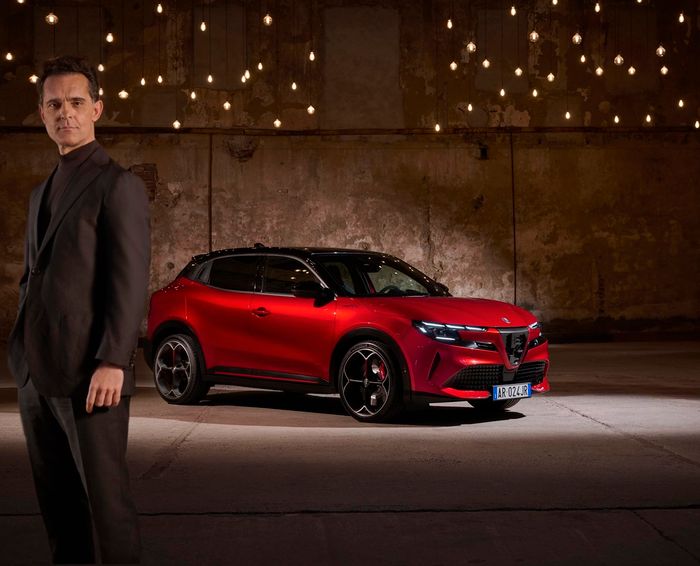 Aktor Pedro Alonso w kampanii reklamowej nowej Alfy Romeo Junior