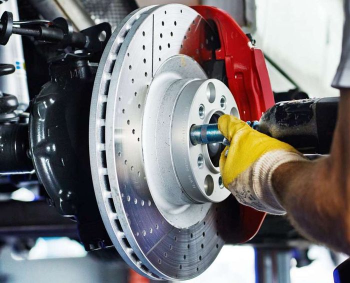 KLOCKI HAMULCOWE - DLACZEGO LEPIEJ NA NICH NIE OSZCZĘDZAĆ? 