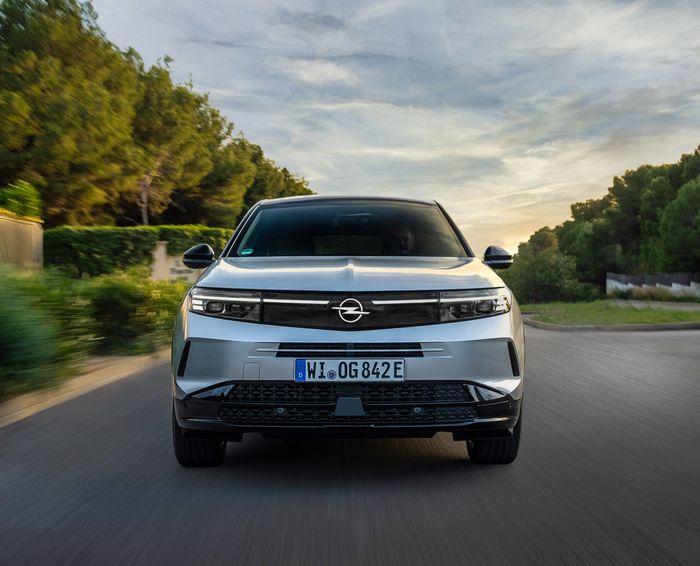 Mistrz długich dystansów: Nowy Opel Grandland Plug-in Hybrid 