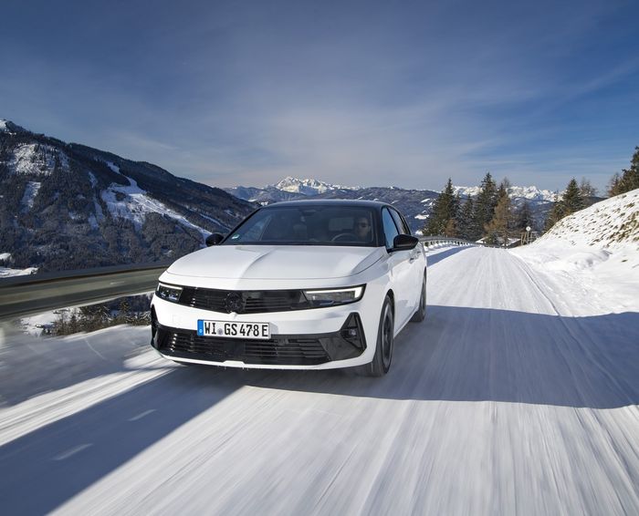 Idealne na zimowe wypady: Opel Astra Electric i Astra GSe