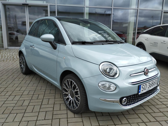 Fiat 500 przed salonem samochodowym