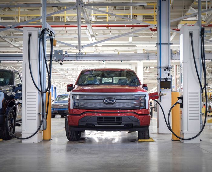 Ford pokonał globalnych producentów samochodów – raport „Leading the Charge 2024”