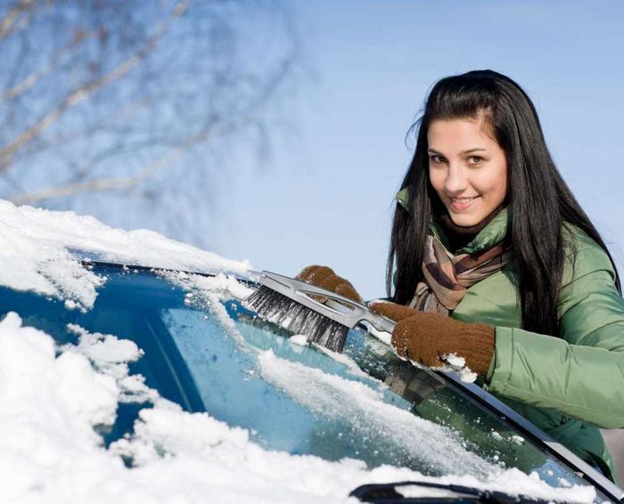 CO MOŻE SIĘ PRZYDAĆ DO ODŚNIEŻANIA AUTA? DODATKOWE, ZIMOWE WYPOSAŻENIE SAMOCHODU