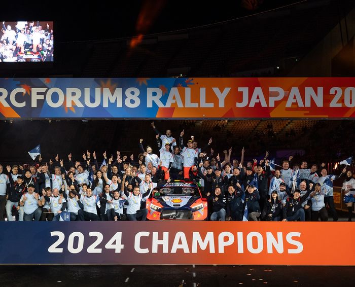 Hyundai Motorsport świętuje zdobycie tytułów mistrzowskich w klasyfikacji kierowców i pilotów FIA World Rally Championship 