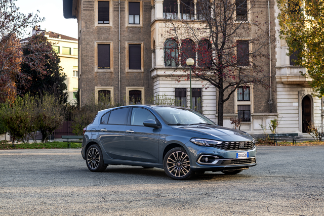 Fiat TIpo przed budynkiem