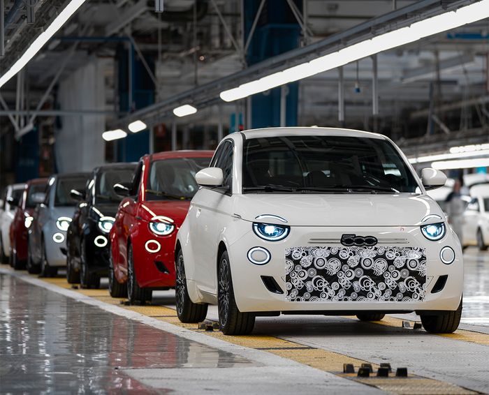 FIAT rozpoczyna montaż pierwszych przedprodukcyjnych egzemplarzy nowego modelu 500 Hybrid 