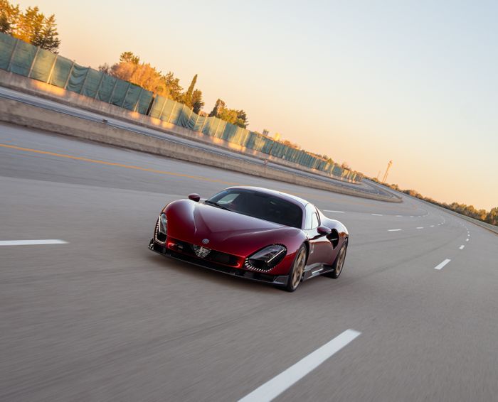 Testy dynamiczne Alfy Romeo 33 Stradale na kultowym torze Nardò