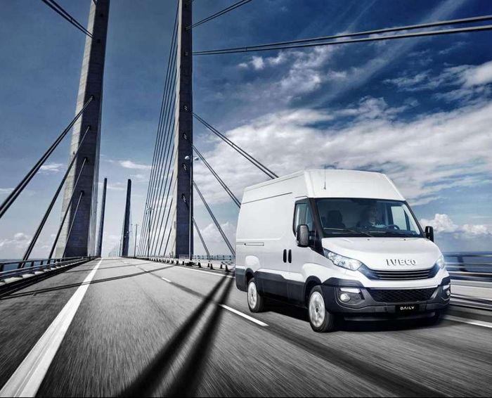 IVECO DAILY W ROLI SAMOCHODU KURIERSKIEGO