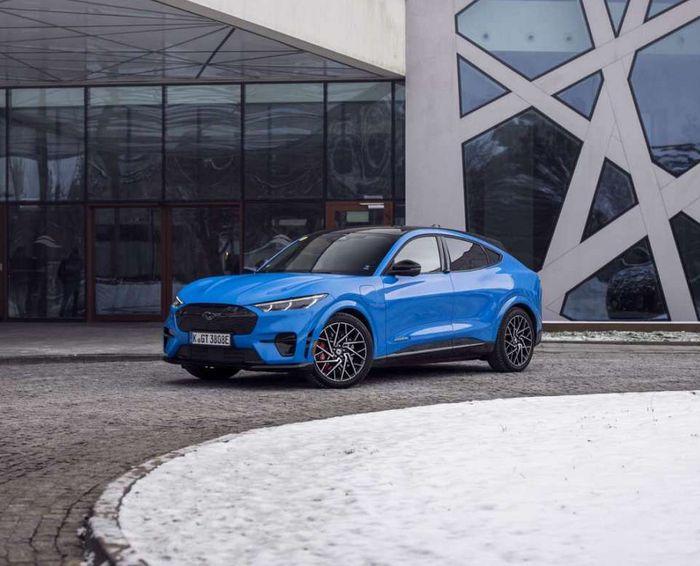 ELEKTRYCZNY MUSTANG MACH-E I 7 SPOSOBÓW NA DUŻY ZASIĘG ZIMĄ