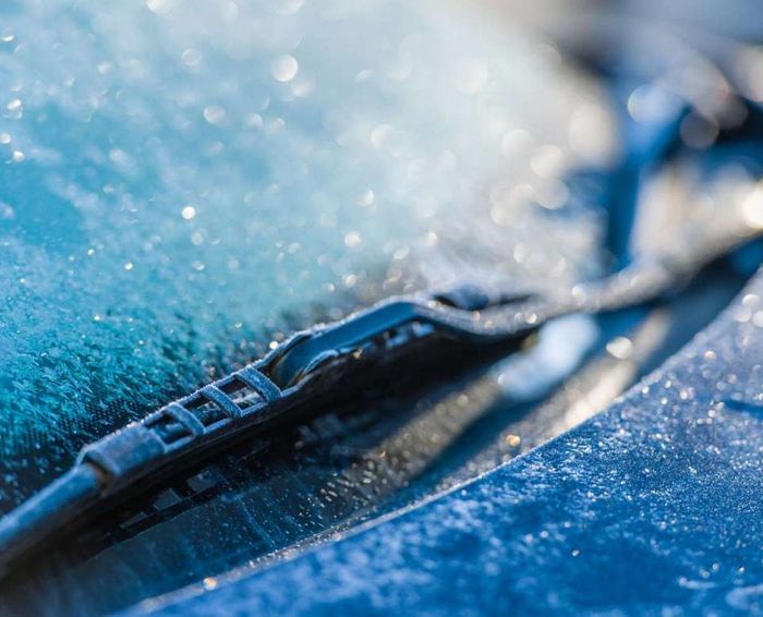 ZAMARZNIĘTY PŁYN DO SPRYSKIWACZY – JAK TEMU ZARADZIĆ?