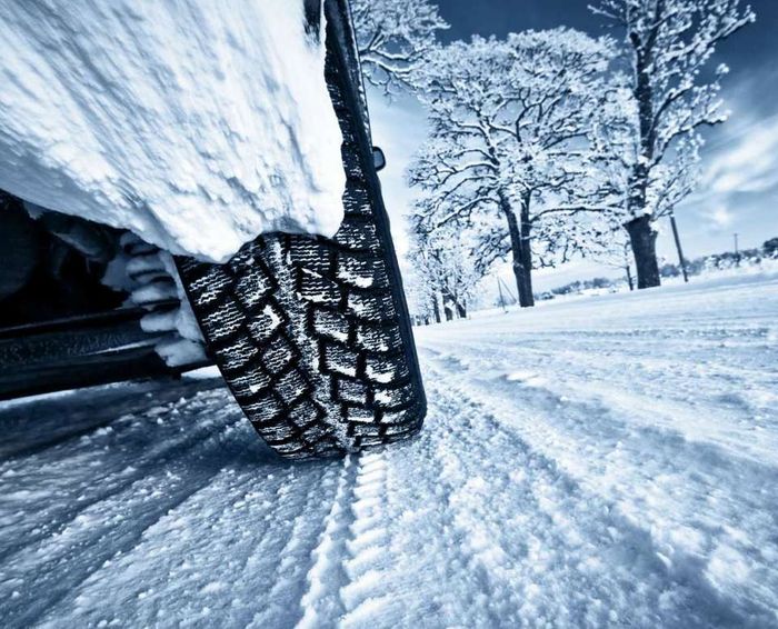 JAK WYPOSAŻYĆ SAMOCHÓD NA ZIMĘ? ZIMOWA WYPRAWKA KIEROWCY.